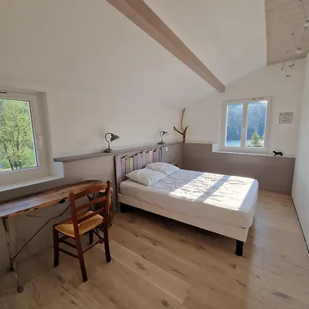 Casa de Férias Maison Au Bord De L'eau Saint-Priest-la-Roche